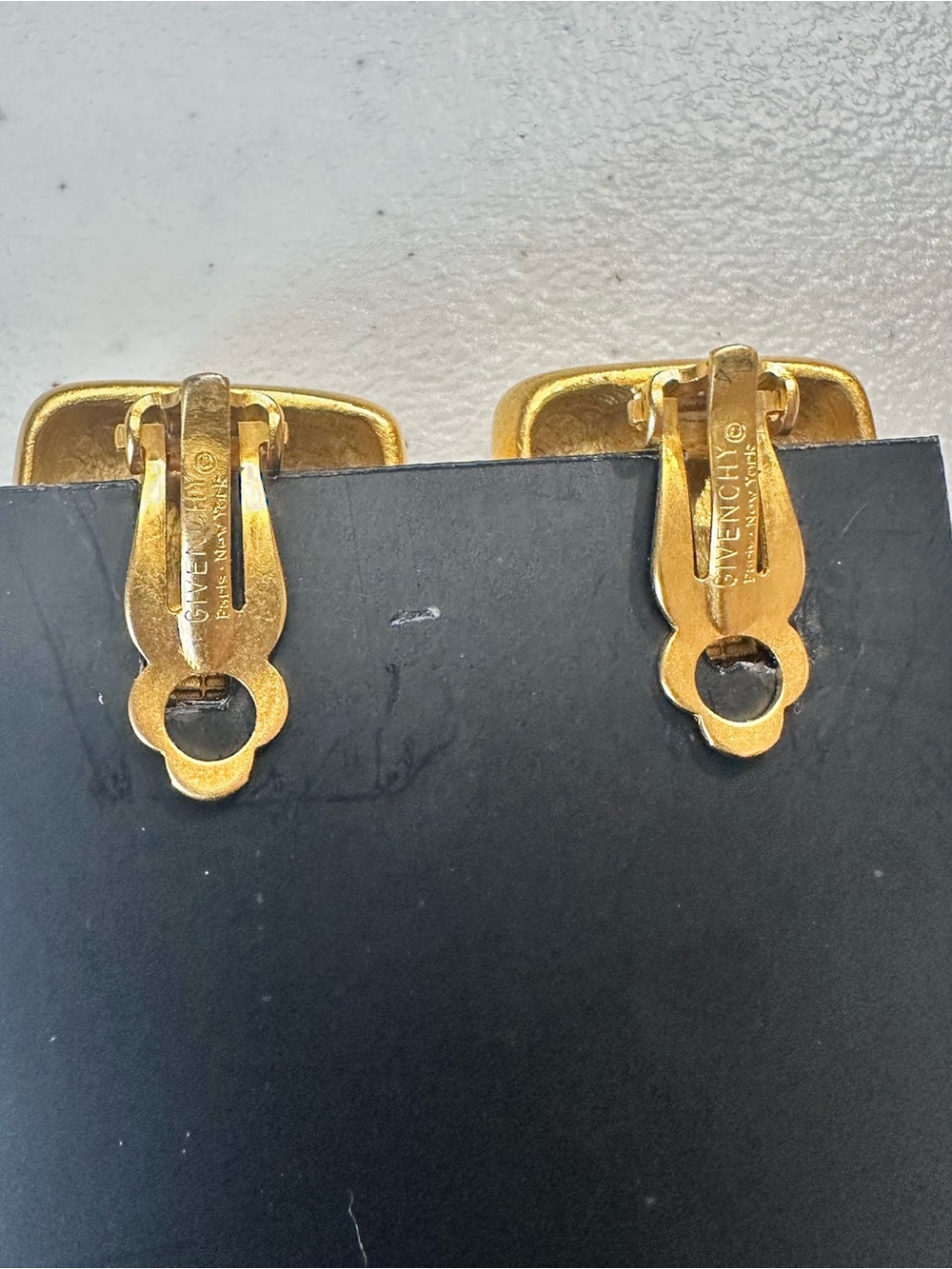 Vintage Givenchy 4G Logo clip-on earrings/gold toned/ signed - Picture 2 of 4